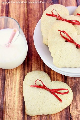 These DIY Hearts and Bows Cookies by Love Bakes Good Cakes are so creative!