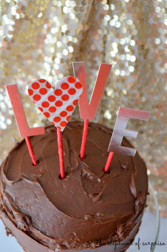 Chocolate, gold, and sequins! These are among my most favorite things in the world! Check out this easy peasy Valentine Cake Topper by The Elephant of Surprise 