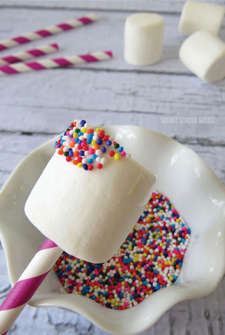 An easy way to create cute marshmallows! Sprinkled Marshmallow Dippers